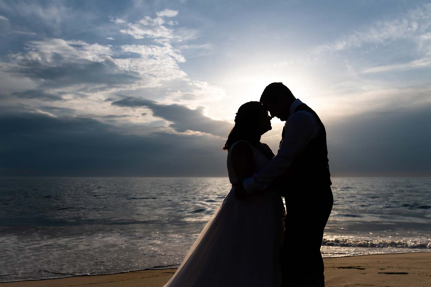 Lire la suite à propos de l’article Entre forêt et plage : photo de couple