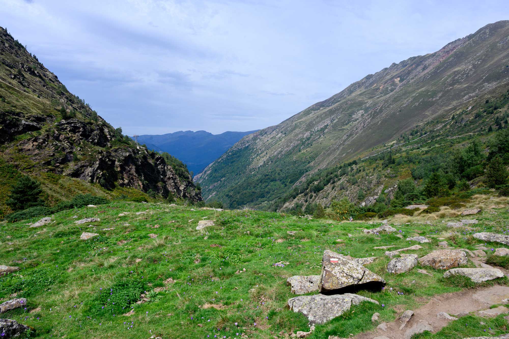 Lire la suite à propos de l’article Randonnée à l’étang d’Izourt en Ariège – Lac de montagne pyrénéen